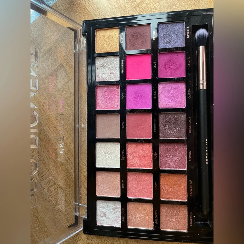 Eye shadow palette - Picture 1 of 3